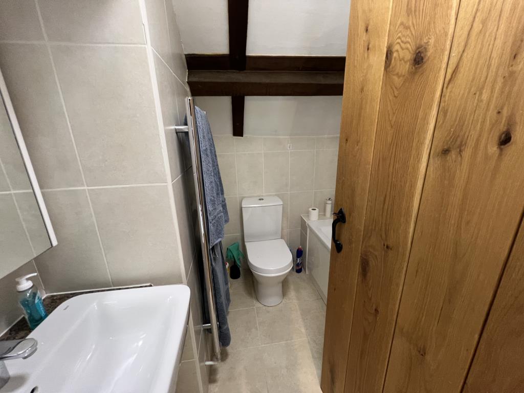 Lot: 15 - REFURBISHED CHARACTER COTTAGE CLOSE TO THE SEA - General view of bathroom